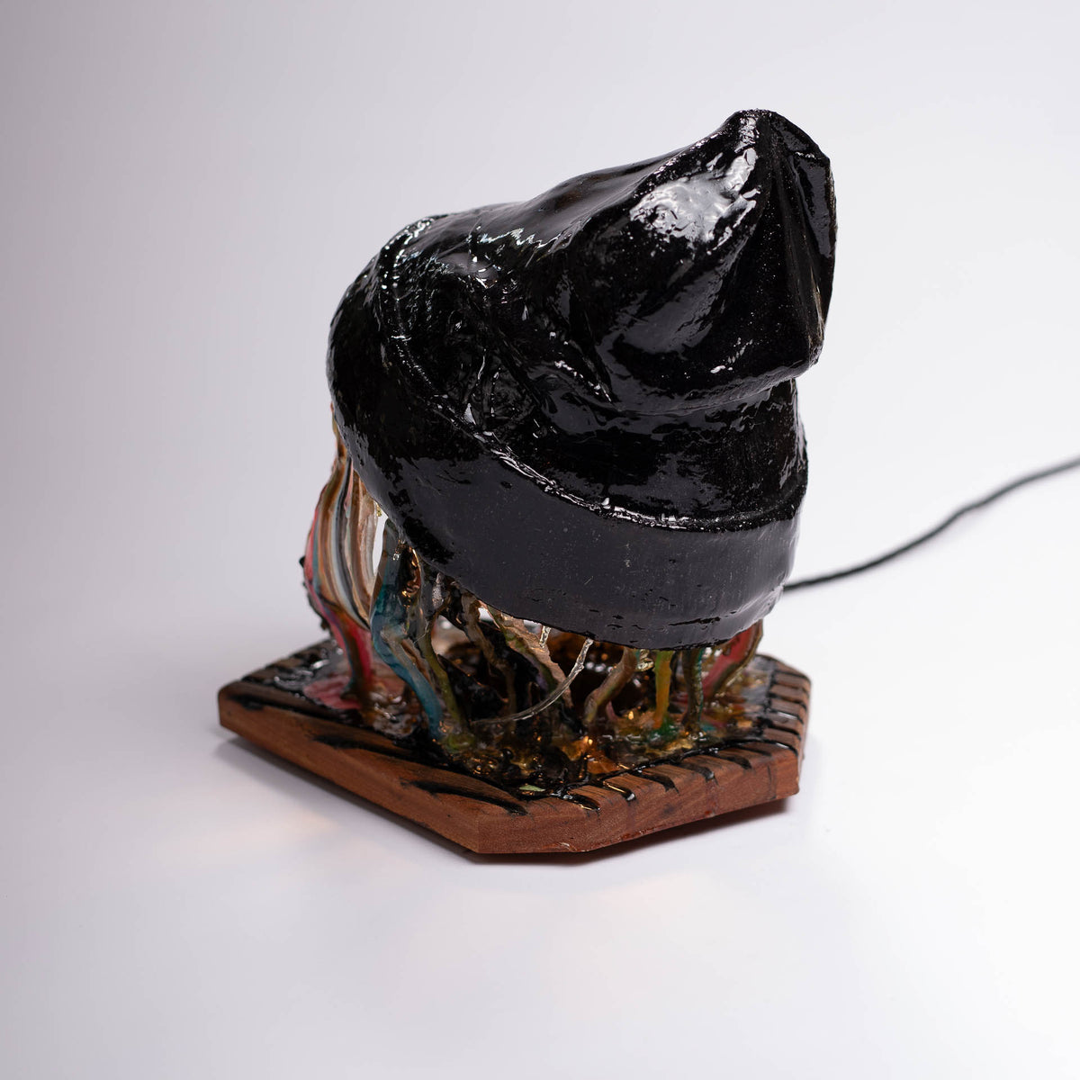 Melting Sahne sculpture, back view of the black winter hat