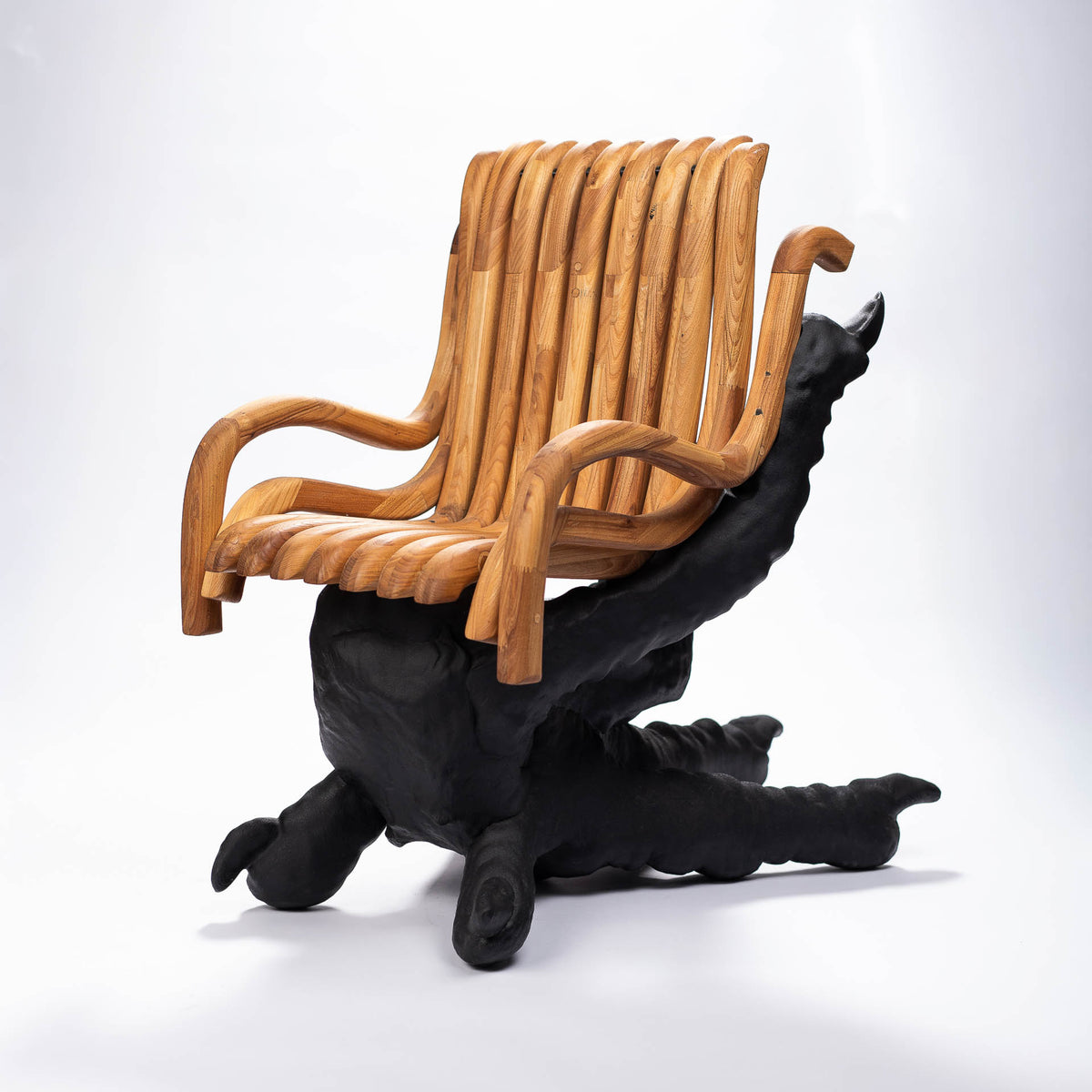 Chicken Feet Chair, front view of the curved oak backrest and armrests