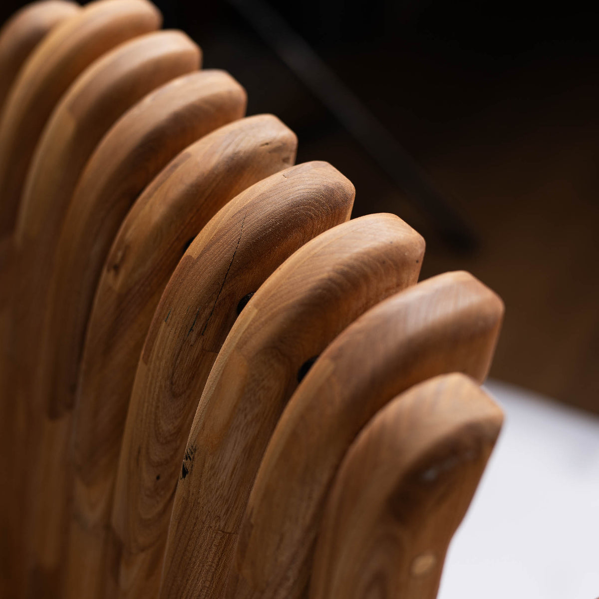 Close-up of the rounded oak slats of the backrest